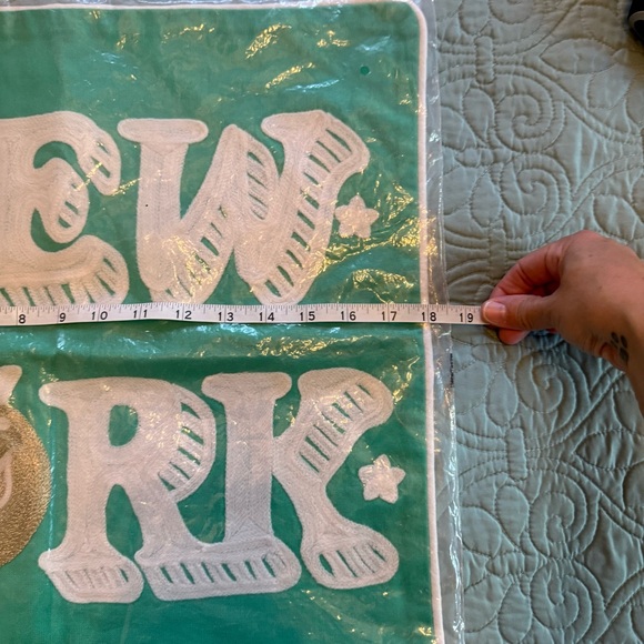 NWT Pottery Barn Teen Turquoise White Pillow Cover New York - Picture 4 of 5